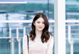 "Brillante" Han So-hee, vestida de pies a cabeza con ropa de la empresa D... rumbo a París