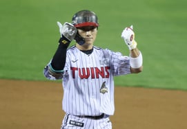 '10-game batting average of 0.393': Shin Min-jae excluded from starting lineup, LG manager Yeom says "He has run at full speed, he needs to rest" [Jamsil on-site]