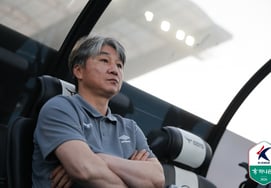 “¿No se puede hacer más que esto...?” El entrenador Jeon Kyung-jun confiesa sinceramente sus pensamientos sobre el problema persistente de los espacios vacíos [En Suwon]