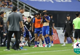 '07-born rookie debut red card' → Coach Lee Jung-hyo smiles: "Just pay the fine... Consider it a victory bonus" [Suwon]