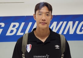 19-year-old prospect's debut red card nightmare → 37-year-old captain urgently deployed, Hong Jeong-ho candidly admits "Honestly, at the time of the red card..." [Suwon]