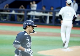 [Foto] 'Jonrón de dos carreras en la parte baja del cuarto inning que provocó el relevo de Park Jun-hyun': Park Jun-soon