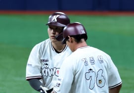 [Photo] Kim Dong-hyun, who hit a two-run double with bases loaded