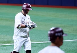 [Photo] 'Regrettable' Choi Ju-han retires on infield grounder as pinch hitter