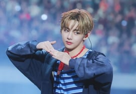BTS V, durante concierto en Bélgica, se conecta con fan con síndrome de Down... 'Momento inolvidable para toda la vida' regalado
