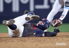 [Video] "The most embarrassing moment of my baseball career": 18,700 fans laughed at Lotte's 'Tornado Potato' Son Seong-bin; why the scoreboard felt so cruel