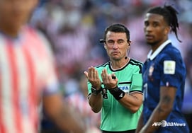 "Turned a blind eye to the group assault": No yellow cards even in Paraguay's gang-style football... "Was Uzbekistan's top referee? Looked like a rookie." France explodes.