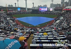 'Covered with a tarp due to light rain' Could KT face a rainout? "We'll remove the tarp and start in 30 minutes" [Suwon]