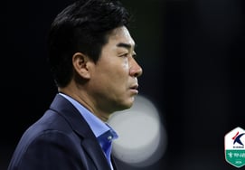 "I'm not going," Coach Yoon Jung-hwan waves off talk of taking the helm of the national team: "Thank you, but I am far from ready; this is not my place." [Sangam Field]