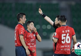 'Byun Jun-soo and Negueba sent off together': Gimcheon, despite Park Cheol-woo's long-range goal, settles for a disappointing draw... 1-1 with Jeju [Gimcheon On-Site Review]