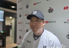 'Previous-day error → game-winning home run → escape three-game losing streak' KT's Kim Hyun-soo apologizes first, saying "I'm really sorry to Sugimoto" [Suwon on-site]