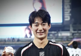 'Back-to-back appearances, again and again' — Japanese Asian quota pitcher's devotion leads to KBO debut win after 99 days! The eldest teammate was the first to offer congratulations, while a foreign investor secured the commemorative ball.