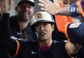 Song Seong-moon shook up the LAD with his feet, successfully stealing two bases on a bunt single, contributing to San Diego's escape from an eight-game losing streak.
