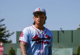 El prometedor jugador de la gigantesca empresa coreana 'Kim Do-young', compañero de equipo, brilla con una actuación loca en el nivel Doble-A: 10 juegos y 7 jonrones. Explosión de 3 jonrones consecutivos en 3 juegos.