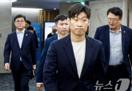 "K-足球革新委"朴智星表示，"足球人没能奋发图强，感到很抱歉"，决心进行革新 承诺"可行的替代方案" [奥林匹克路现场]