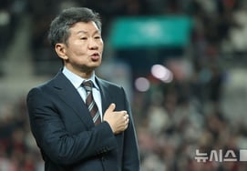 "Tôi đã định ra ngoài sau World Cup nhưng bị chỉ trích nặng nề." Chủ tịch Hiệp hội bóng đá Nhật Bản Chung Mong Kyu từ chức