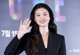 郑浩然，明朗的手部问候 [★照片]