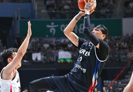 Choi Jun-yong of Carry is crazy! Korean basketball achieves a miraculous 81-79 comeback victory against 'arch-rival' Japan... securing a spot in the second round of the World Cup [Goyang On-Site Review]