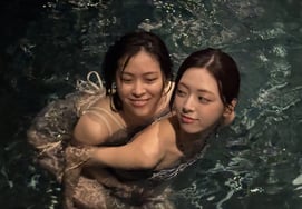 ITZYのユナ、リュジンとのプールツーショットを公開..「挨拶します、私たちの姉です」"