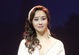 Ok Joo-hyun, who took aim at singers relying on 'Auto-Tune'... Son Seung-yeon praised her highly: "It should be talked about continuously" [Star Issue]