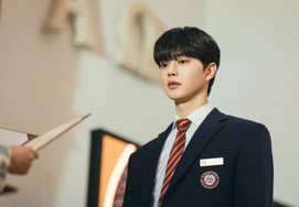 Putting on a school uniform after leaving the military... '32-year-old veteran' Song Kang returns with youth drama "Four Hands"
