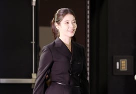 IU, entering with a radiant smile [★Photo]