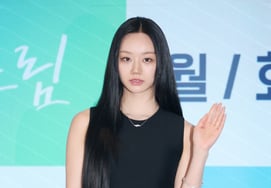 "Lee Hye Ri chào bằng bàn tay lạnh lùng." [★Ảnh]