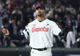 'And' Lotte, a whopping 18 hits landed properly! A complete victory against KIA, which declared 'all-out war'... Rodriguez 7 innings, 1 earned run + Reyes 4 hits [Busan On-Site Review]
