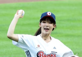 [Foto] Jung Hee-soo, lanzamiento ceremonial histórico en SNL