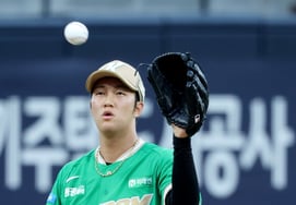 [De un solo golpe] 3 carreras en la parte baja del segundo inning: An Woo-jin dice «¡Aún así, volvamos a concentrarnos!»
