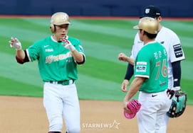 [Photo] Seo Geon-chang hits leadoff single in the top of the first inning