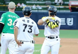 [Photo] An Hyeon-min, who reached base with a hit in the bottom of the third inning