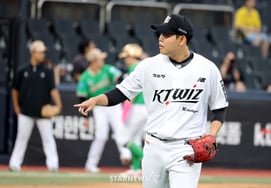 [Photo] 'Celebrating a double play' So Hyoung-jun