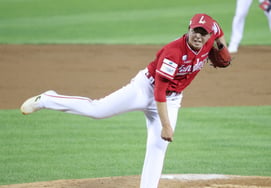 [Foto] Kim Min-jun, un esfuerzo total en el montículo