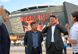 Kim Dae-hyun, Vice Minister of the Ministry of Culture, Sports and Tourism, visits Daejeon Hanwha Life Ball Park to check on safety measures against heatwaves → Baseball stadium safety inspection