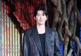 Cho Seung Woo xuất hiện với sức hút khác người [★Ảnh]