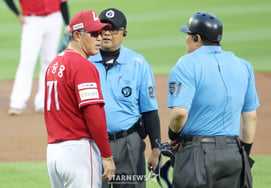 [Photo] Doosan Bears manager Lee Sung-yong: "Is this a balk?"