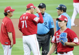 [Photo] Manager Lee Sung-yong: "Was the balk call the best decision?"