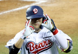 [Foto] Park Jun-soon, tras estallar con un solo golpe, realiza la ceremonia de "kuk-kung"