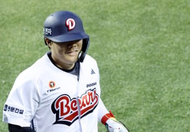 [Foto] Park Jun-soon, un oso cachorro en brazos de un oso pardo
