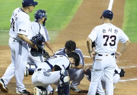 [Photo] Yoon Jun-ho: "Catcher's Occupational Disease"