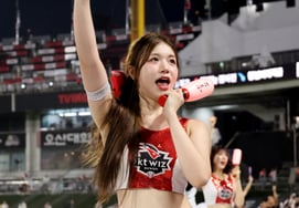 [One Quick Look] "If I do the out song, it will be different" KT Cheerleader Kim Min-ji