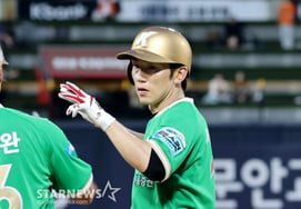 [Photo] Seo Geon-chang reaches base with a hit in the top of the fourth inning