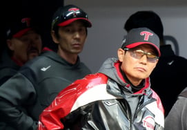 'How long has it been?' Hong Chang-gi's three-base hits, two RBIs, and a perfect home throw earn praise from the manager: "I want to praise Chang-gi" [Daegu]