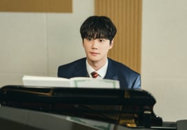 ¿Ya borran a 'Kang (Chairman)'?... Lee Jun-young se transforma radicalmente vistiendo uniforme escolar como el 'genio trágico pianista' [Four Hands]