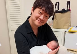 Jung Jae Hyung đã trở thành bố của mình trong phim 'My Annoying Brother'Quyên góp cho những đứa trẻ mới lớn