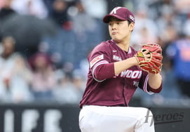 'Top Overall Pick Worth 500 Million Won': Why Did He Return to the First Team After Three Months on the Last Day of the First Half? "A Pitcher Who Is the Team's Future" [Suwon Field]
