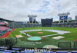 «Tras retirar la alerta de lluvias intensas», en Jamsil se despejaron las nubes de lluvia; el terreno está siendo reparado... Se espera que el partido final del primer semestre entre Doosan y SSG se desarrolle con normalidad [Desde Jamsil]