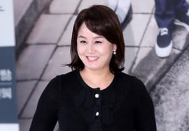 Lee Kyung-sil causes a disturbance on KTX... eventually apologizes for the nuisance, saying she "lost her reason temporarily" [Star Issue]