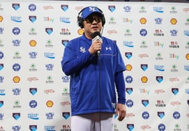 "I thought of the Beijing Olympics," a vision formed in the mind of national shortstop Park Jin-man, who engineered Samsung's 9th-inning double play to secure first place in the first half. [Daegu Field]